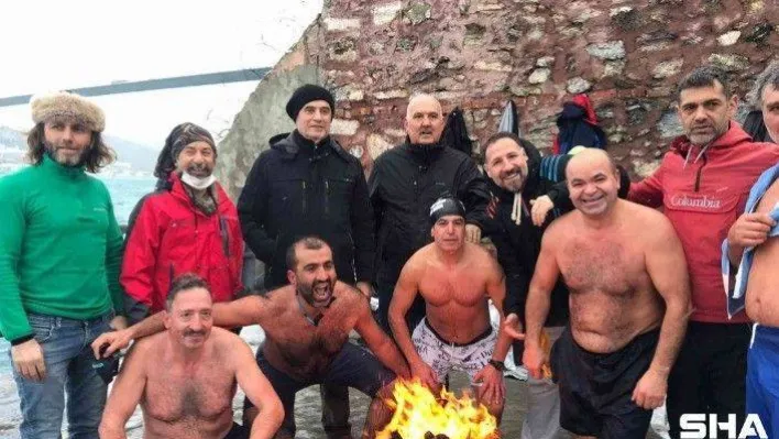 Üsküdar'da karın altında boğazın serin sularında yüzdüler