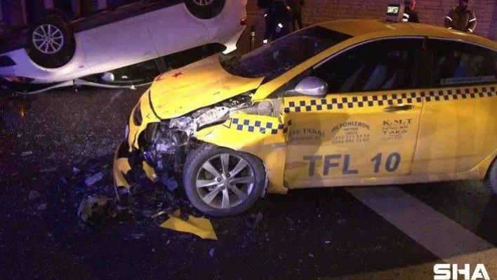 Üsküdar'da kontrolünü kaybeden otomobil takla atarak ticari taksiye çarptı: 1 yaralı