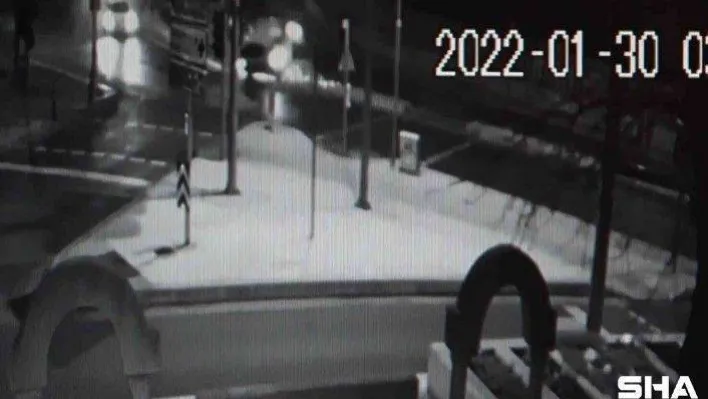 Üsküdar'da orta refüjü aşıp takla attı, ışıklarda bekleyen taksiye çarptı