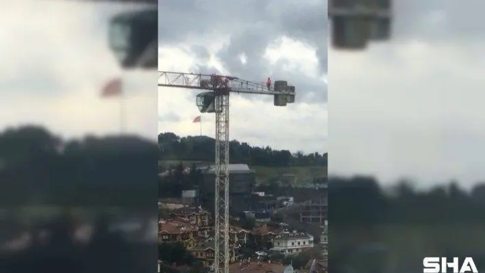 Üsküdar'da vinç operatörü namaz için gökyüzünde engel tanımadı