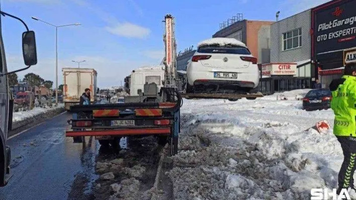 Valilik talimatının ardından yol kenarındaki araçlar çekiliyor