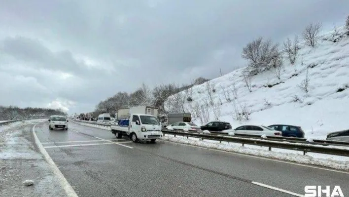 Yalova-Bursa kara yolu kayan tır sebebiyle kapandı