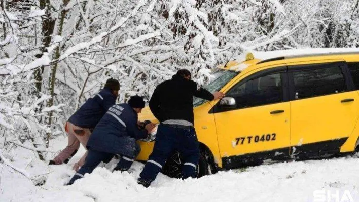 Yalova'da kar sebebiyle araçlar yoldan çıktı