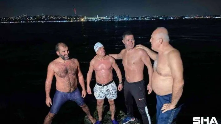 Yeni yılı Sarayburnu'nda buz gibi havada denize girerek kutladılar