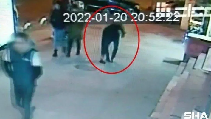 Yere düşürülen para dolu poşeti ayağıyla iterek el çabukluğuyla çaldı