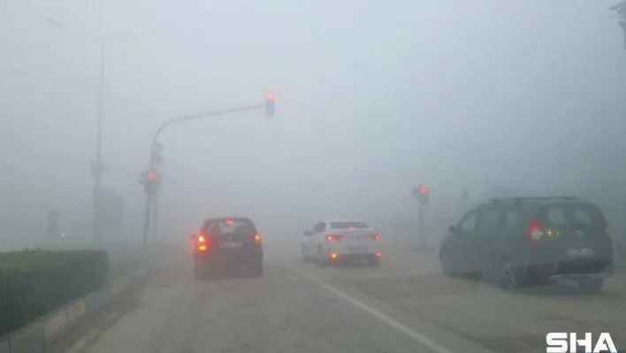Yoğun sis sürücülere zor anlar yaşattı