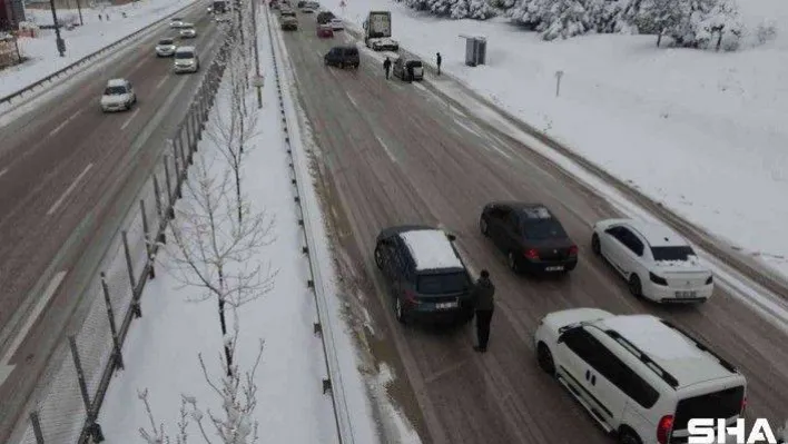 Yoldan çıkan otobüs ve kamyonlar Bursa-İzmir karayolunu trafiğe kapattı