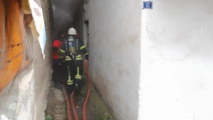 Zemin katta çıkan yangın korkuttu, ekipler evde yaşlı adamı aradı