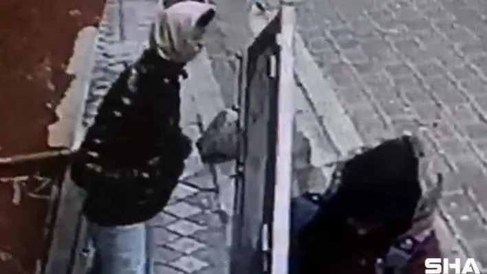 Zeytinburnu'nda binanın dış kapısını çalan hırsızlar kamerada