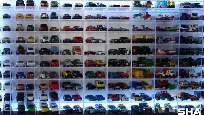 3 bin model araba biriktirdi, eldivensiz dokunamıyor