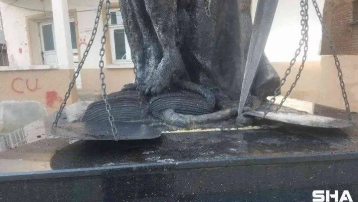 Adalet Anıtını ateşe veren 2 şüpheli gözaltına alındı