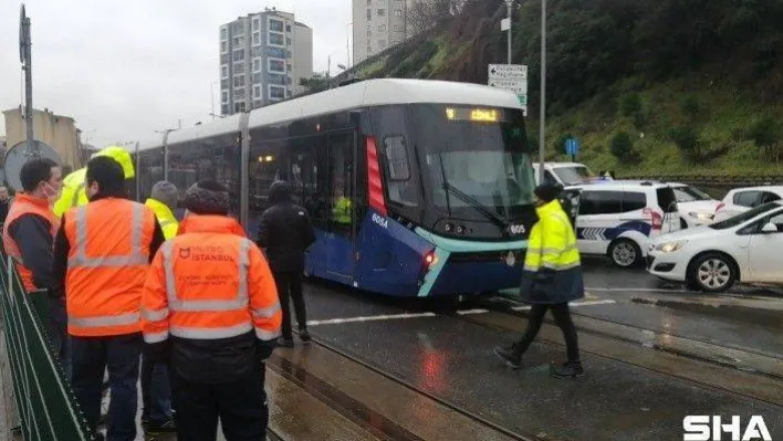 Alibeyköy'de tramvay yolun karşısına geçmeye çalışan kadına çarptı