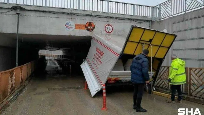 Alt geçide takılan kamyonetin kasası parçalara ayrıldı