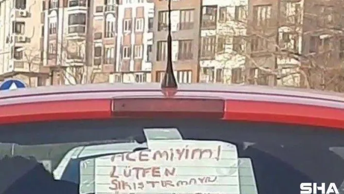 Aracına &quotAcemiyim, lütfen sıkıştırmayın öğreniyorum&quot yazdı, trafiğe çıktı