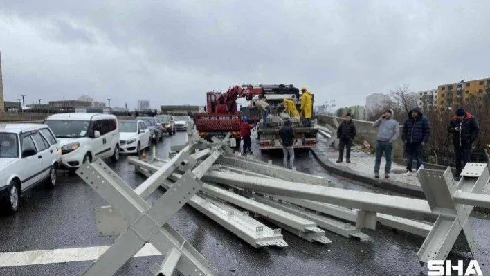 Ataşehir'de tır kasasındaki inşaat malzemeleri araçların üzerine düştü
