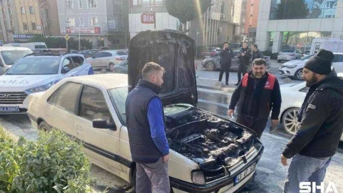 Ataşehir'de yanan araca, yangın tüpü ve su kovasıyla müdahale kamerada