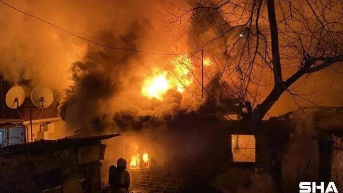 Ateşhir'de yaşlı kadının yaşadığı gecekondu alevlere teslim oldu