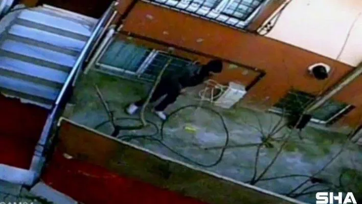 Bahçedeki elektrik kablosunu çalan hırsız, olay yerinden hızla uzaklaştı