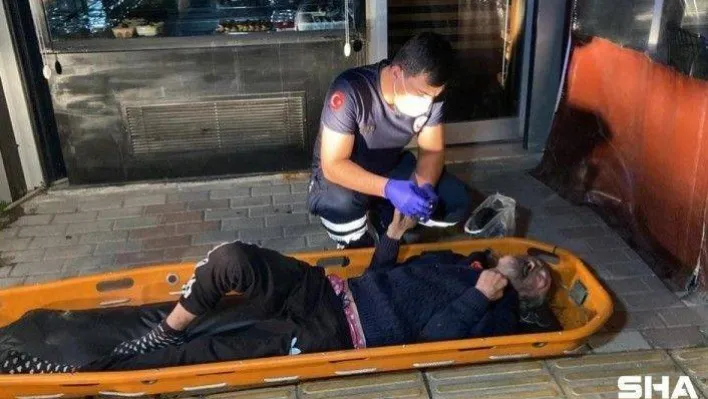 Bakırköy'de korkutan yangın: Evde mahsur kalan 2 kişiyi itfaiye ekipleri kurtardı