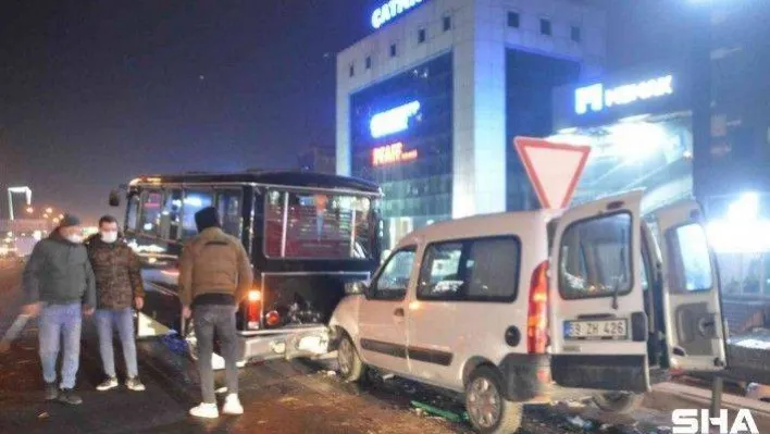 Basın Ekspres'te park halindeki minibüse hafif ticari araç çarptı: 3 kişi yaralandı