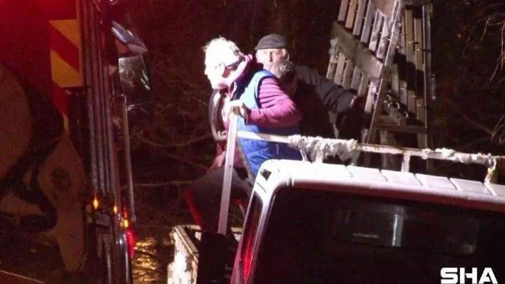 Beykoz'da dere taştı, yol sular altında kaldı...Mahsur kalan 3 kişi böyle kurtarıldı