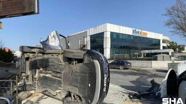 Beylikdüzü'nde otomobilin çaptığı araç yan yattı: Kaza anı kamerada