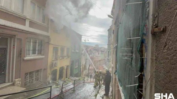 Beyoğlu'nda korkutan yangın: İtfaiyeye hatalı park engeli