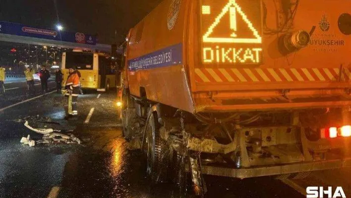 Beyoğlu'nda makas atan otomobil yol temizleme aracına çarptı: 2 yaralı