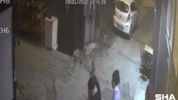 Beyoğlu'nda oyuncu Bahadır Ünlü'nün müşterisini darp ettiği yeni görüntüler kamerada