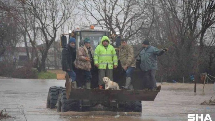 Biga'da sel sularında mahsur kalan aile iş makinesiyle kurtarıldı