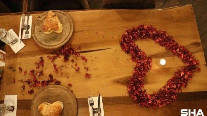 Bu da Sevgililer Günü'ne özel kalpli hamburger