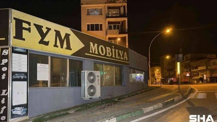 Bursa'da kontrolden çıkan servis minibüsü mobilyacıya girdi