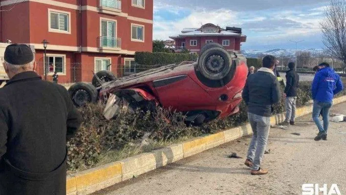 Bursa'da otomobil aydınlatma direğine çarpıp takla attı: 2 yaralı