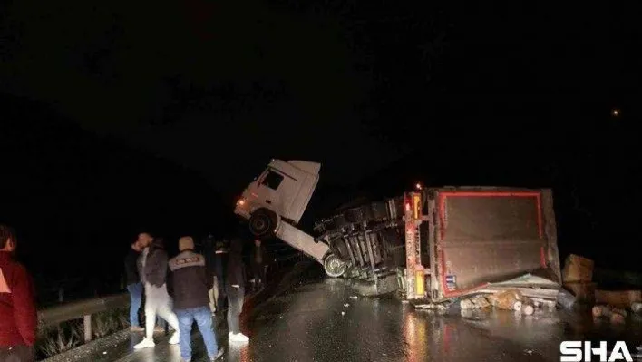 Bursa'da tır kazası nedeniyle Yalova-Bursa yolu ulaşıma kapandı