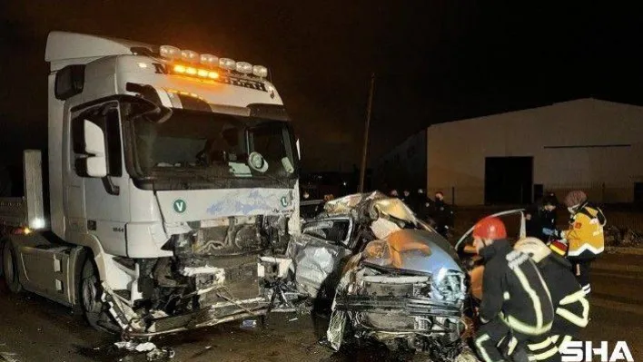 Bursa'da tırla otomobil kafa kafaya çarpıştı: 1 ölü