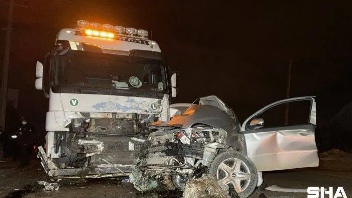 Bursa'da tırla otomobilin kafa kafaya çarpıştığı kaza ânı kamerada