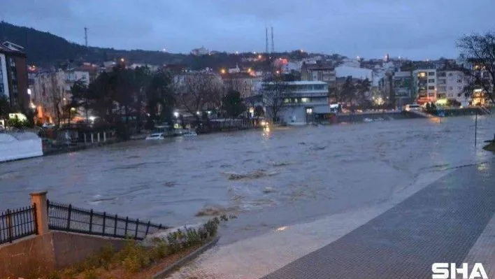 Çanakkale'de çay taştı araçlar sular altında kaldı