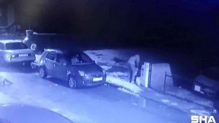 Çekmeköy'de apartman bahçesinin kapısının çalındığı anlar kamerada