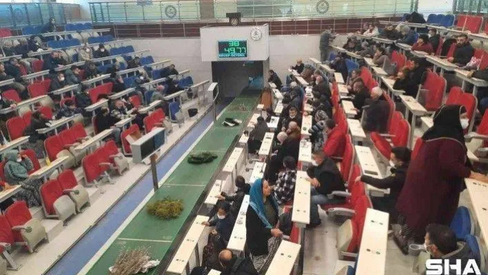 Çiçek mezatlarında 14 Şubat Sevgililer Günü yoğunluğu