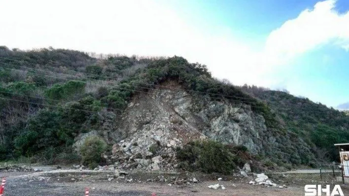 Çınarcık-Armutlu kara yolundaki heyelanlı bölgede temizlik çalışması