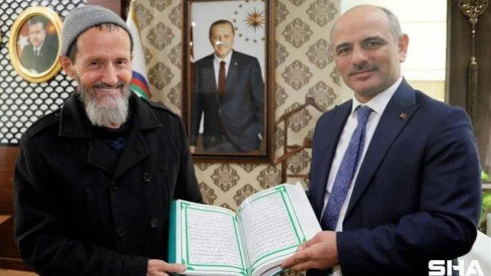 Cumhurbaşkanı Erdoğan için el yazması Kur'an-ı Kerim yazdı