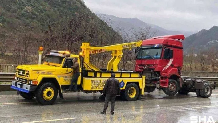 D650'de bariyerleri aşan tır karşı şeride geçti: 2 yaralı