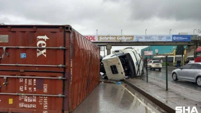 D-100'de sürücüsünün manevra yaptığı tır devrildi