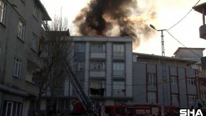 Esenyurt'ta 4 katlı binanın çatısı alev alev yandı