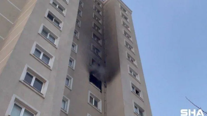Esenyurt'ta site içindeki 15 katlı binanın 8'inci katında çıkan yangın söndürüldü