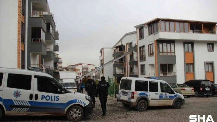 Ev eşyası taşırken dördüncü kattan düştü