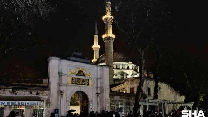 Eyüp Sultan'da Regaip Kandili coşkusu