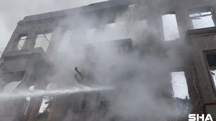 Fatih'te defalarca kez yangın çıkan metruk bina, yine yandı