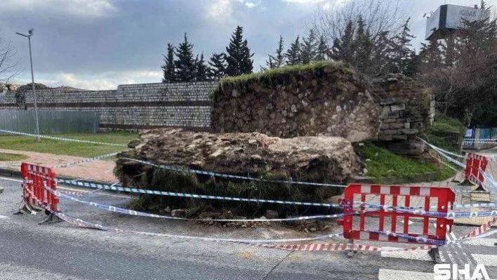 Fatih'te tarihi surların bir bölümü yola devrildi