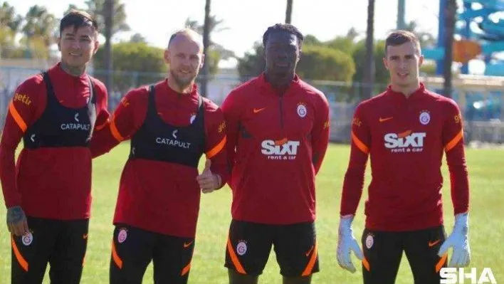 Galatasaray'da 4 futbolcu geldi, 8 gitti